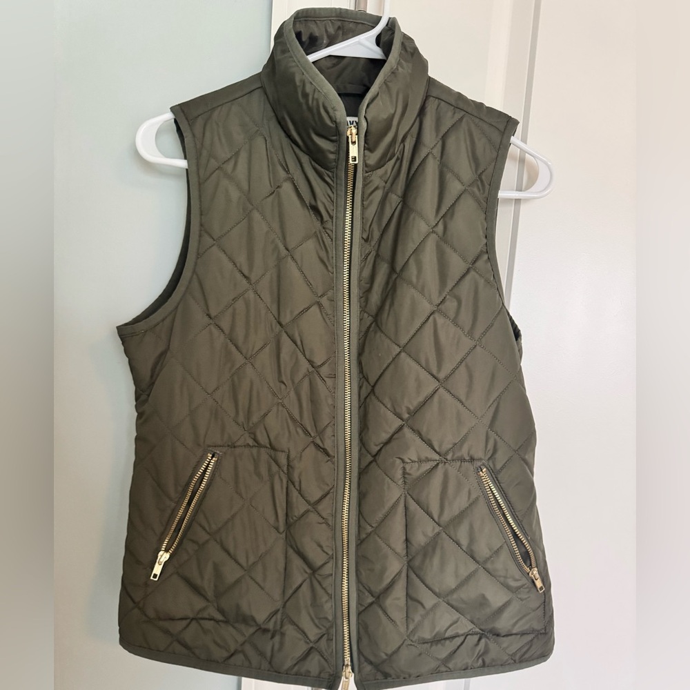 Old Navy Olive Quilted Vest with Gold Accents Size Small Tall Preowned